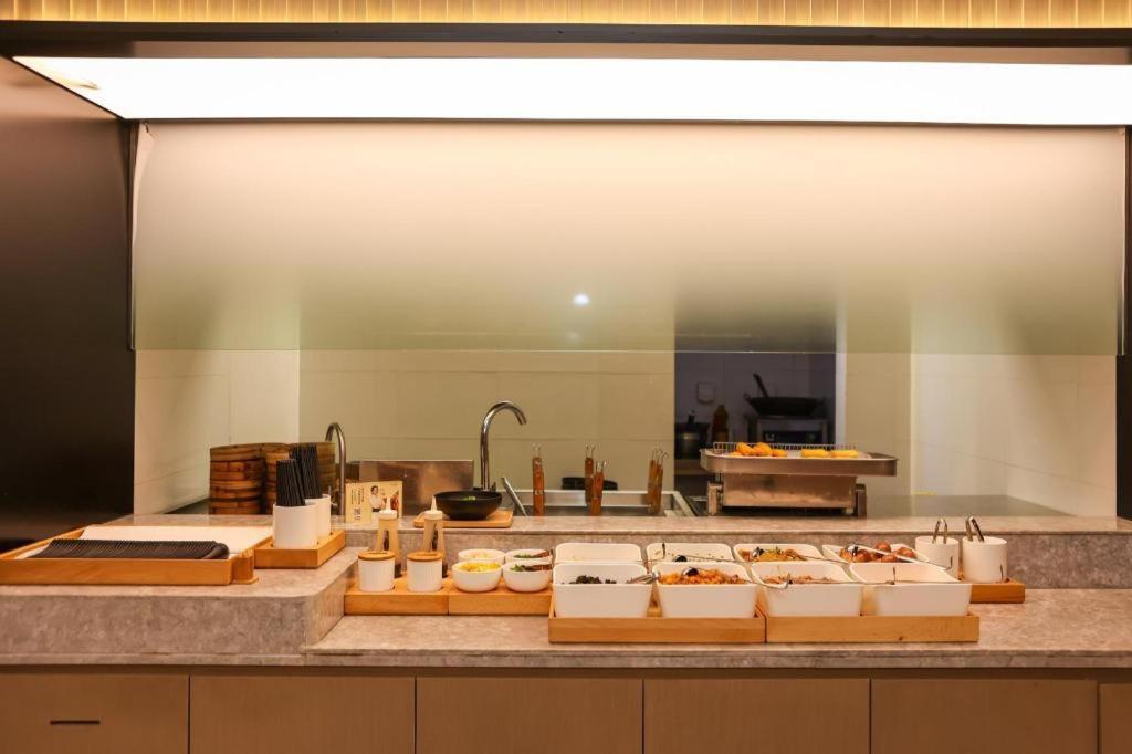 Ji Hotel Shanghai Xujiahui Bagian luar foto